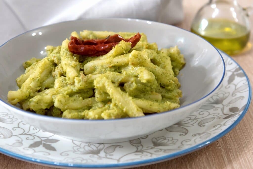 Kindvriendelijke vegetarische creamy pasta met broccoli – romig, voedzaam en geliefd bij het hele gezin, van Chef-le-Chef maaltijdbox.
