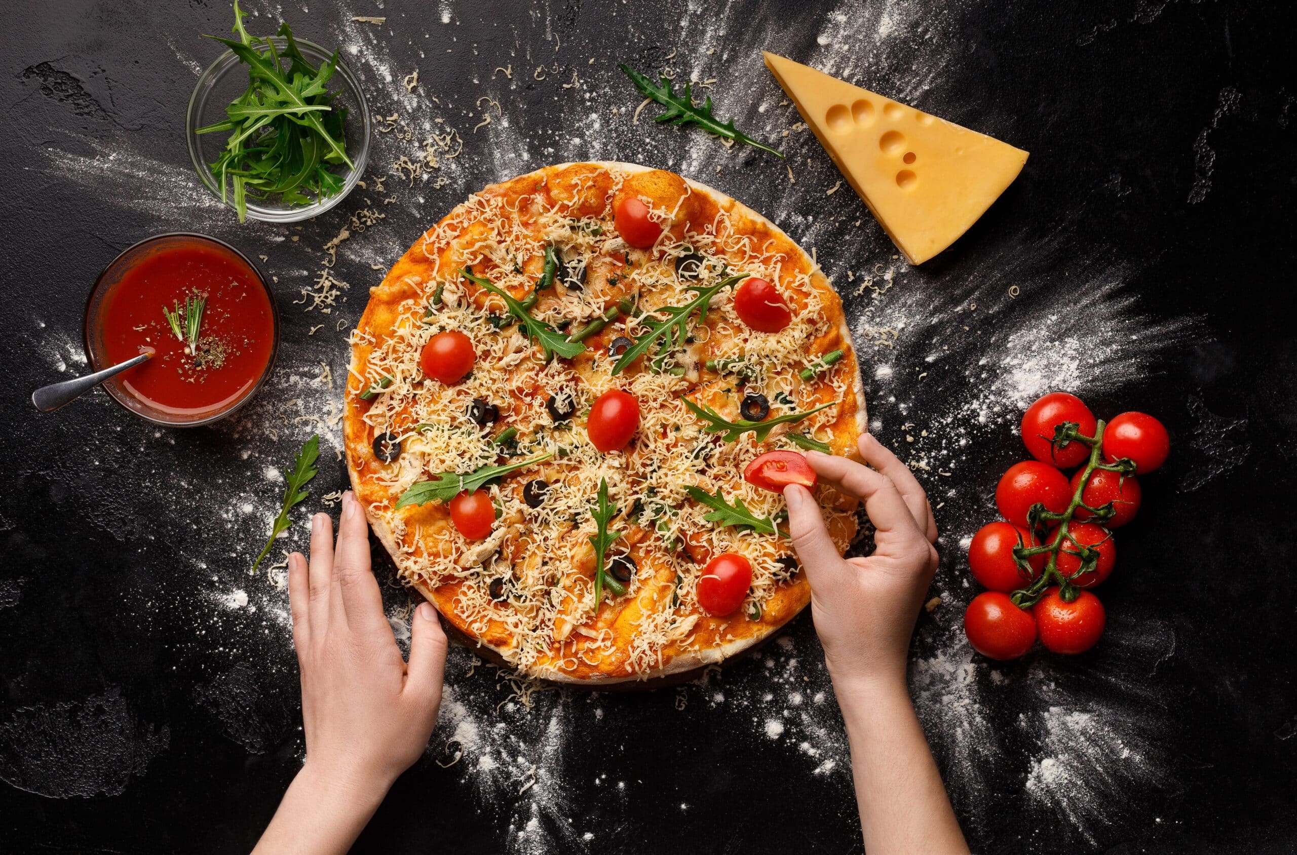 chef preparing pizza and decorating with cherry to vegetarisch chef le chef maaltijdboxen min scaled
